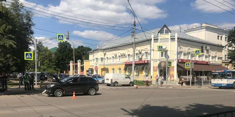 В центре Орла подросток пострадал при столкновении микроавтобуса и кроссовера 