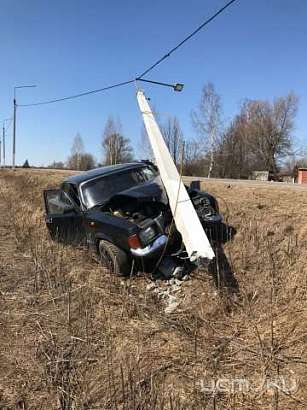 Во Мценском районе «Волга» протаранила опору освещения Во Мценском районе «Волга» протаранила опору освещения