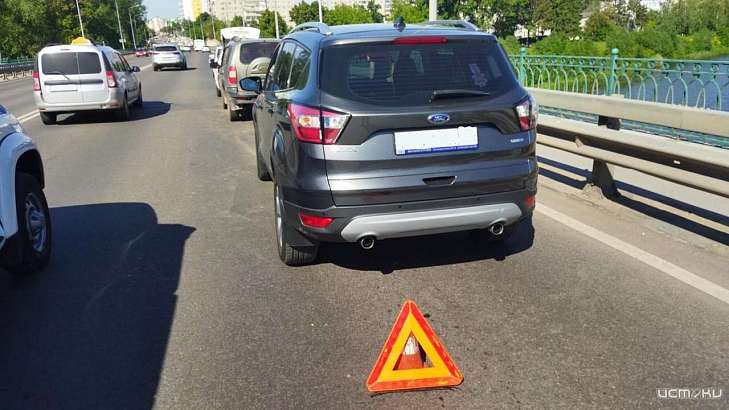 В Орле на мосту Дружбы не разъехались три автомобиля