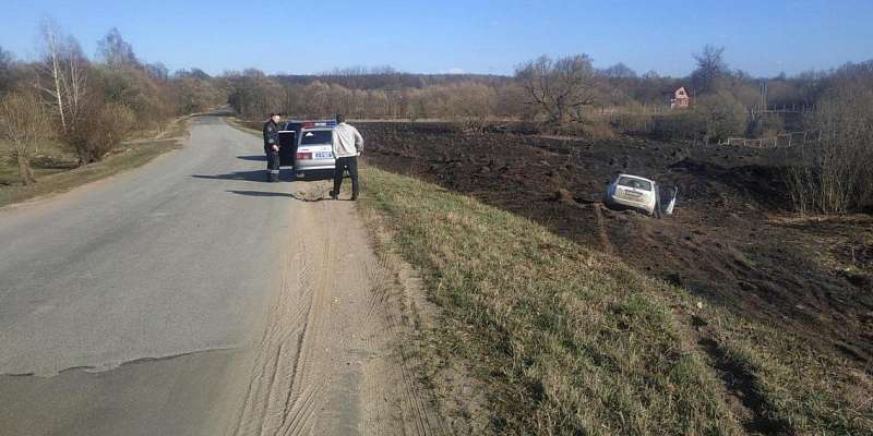 На Орловщине перевернулся автомобиль с двумя людьми