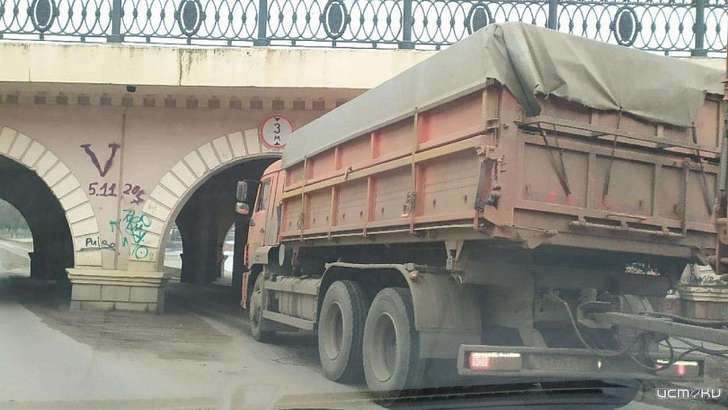 Бес попутал: в Орле КамАЗ едва не ринулся под «мост глупости»