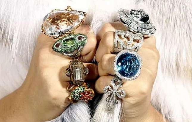 Ливенский адвокат остался без шубы и бриллиантов