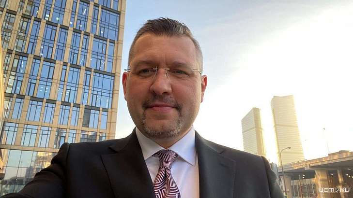 Экс-глава Департамента промышленности и торговли Орловской области Максим Петров теперь будет работать в Африке Экс-глава Департамента промышленности и торговли Орловской области Максим Петров теперь будет работать в Африке