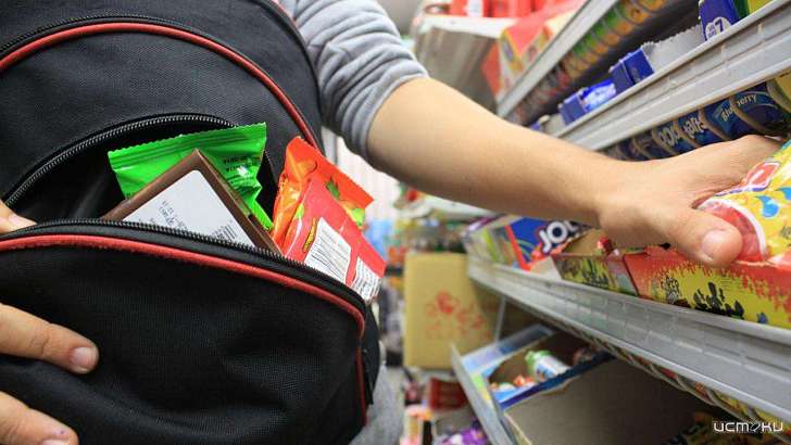 Рецидивист пытался унести из орловского гипермаркета одежду и продукты