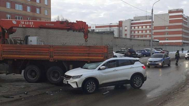 В Орле на Наугорском шоссе столкнулись эвакуатор и внедорожник