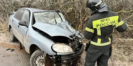 Под Орлом водитель легковушки пострадал при столкновении с деревом