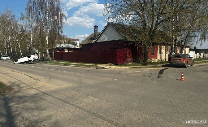 Во Мценске на одном из перекрестков в ДТП перевернулся кроссовер