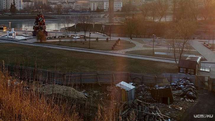 Орловчане пожаловались на свалку вокруг детского парка