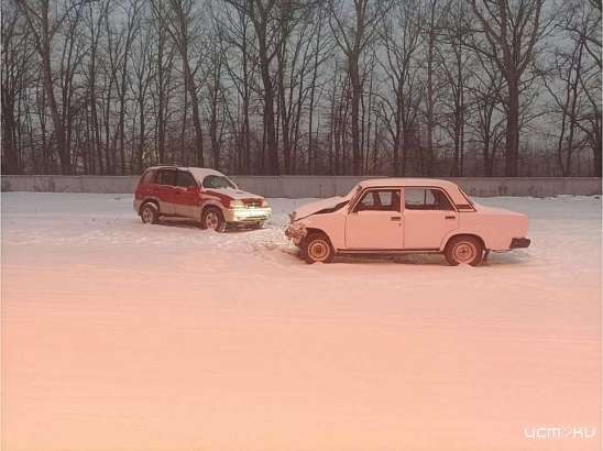 В день снегопада на Наугорском шоссе столкнулись две встречные легковушки