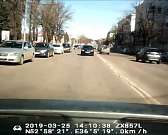 Видео: в Орле нетерпеливый водитель «Шкоды» объехал пробку по встречке