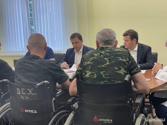 Клычков навестил госпиталь с ранеными орловскими бойцами