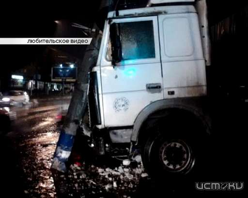 Упавший столб на три часа парализовал Комсомольскую 