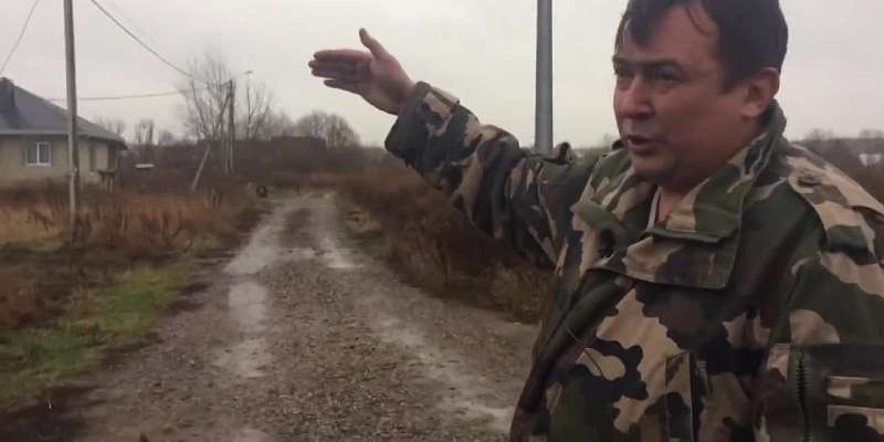 Жители поселка Зеленый берег не могут бесплатно попасть к своим домам