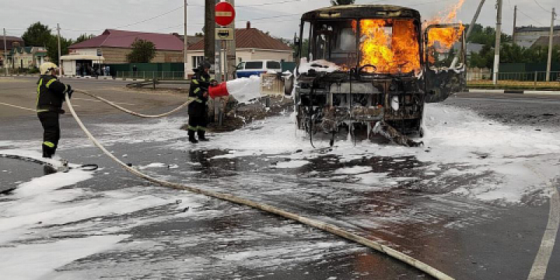 В Кромах пожарные оперативно потушили загоревшийся автобус