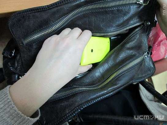 18-летняя амчанка украла деньги и телефон у местной жительницы