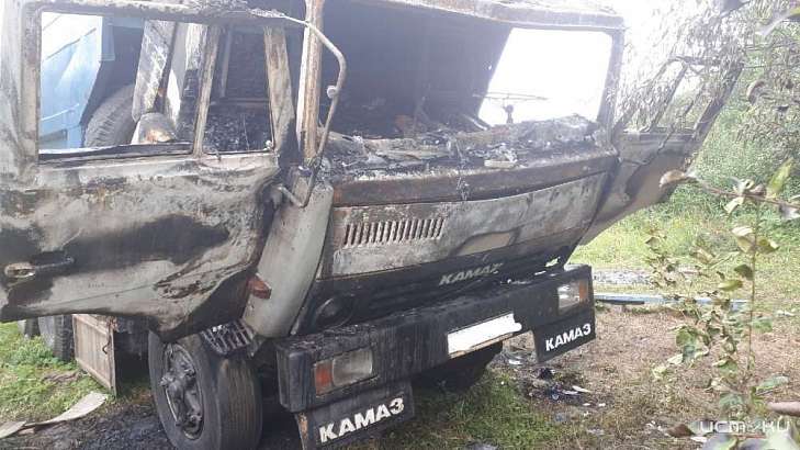 На Орловщине огонь уничтожил кабину КамАЗа