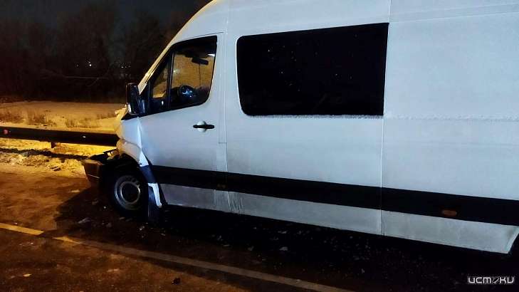 ДТП-«паровозик»: на трассе под Орлом автобус Volkswagen столкнулся с большегрузом Mercedes