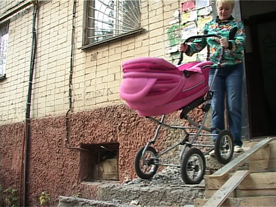 Долгожданный ремонт вызывает лишь жалобы жителей многоквартирного дома