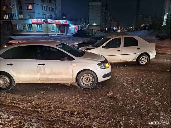 Две легковушки не разъехались в спальном районе Орла