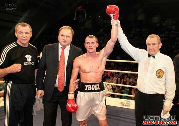 Эдуард Трояновский готовится к бою с аргентинцем