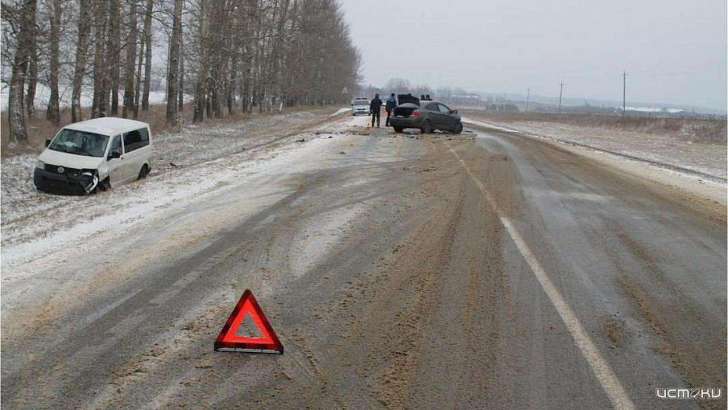 На трассе Орловщины не разъехались легковушка и микроавтобус