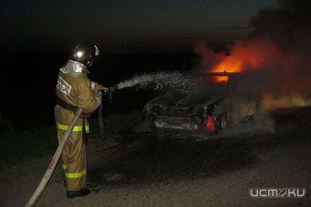 В Орле ночью горели дом и машина
