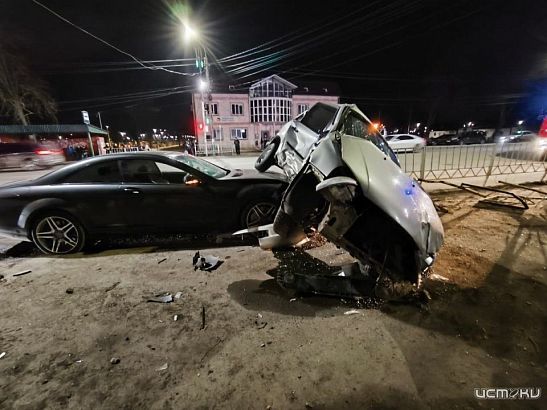 Во Мценске жестко столкнулись «Лада» и «Мерседес»