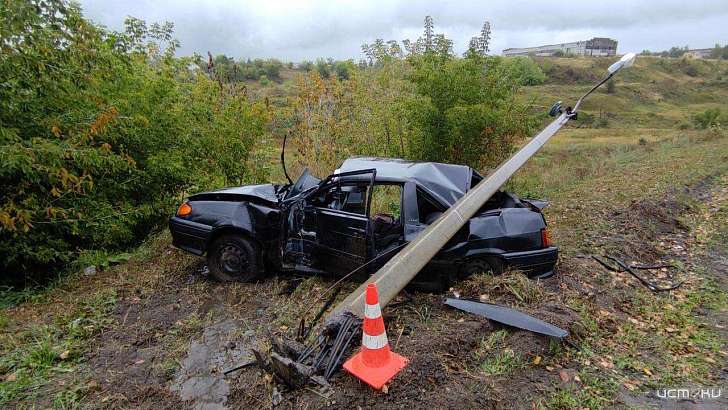 На выезде из Мценска молодой водитель ВАЗа снес опору ЛЭП 