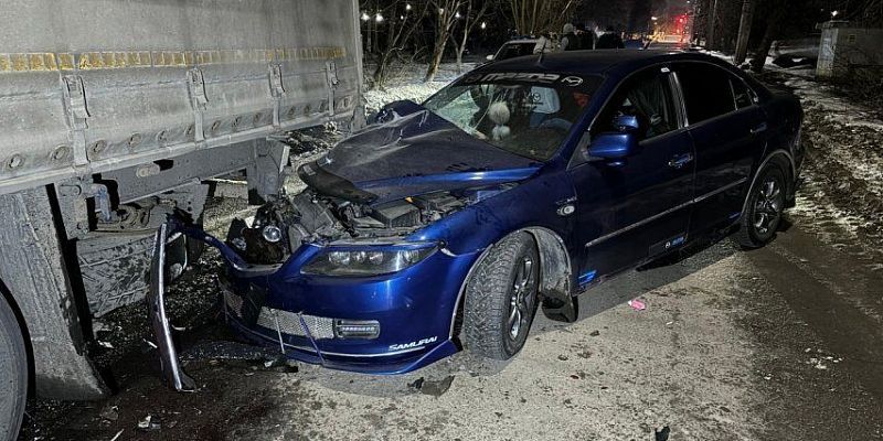 В Орле «Mazda 6» въехала в стоящий тягач с полуприцепом