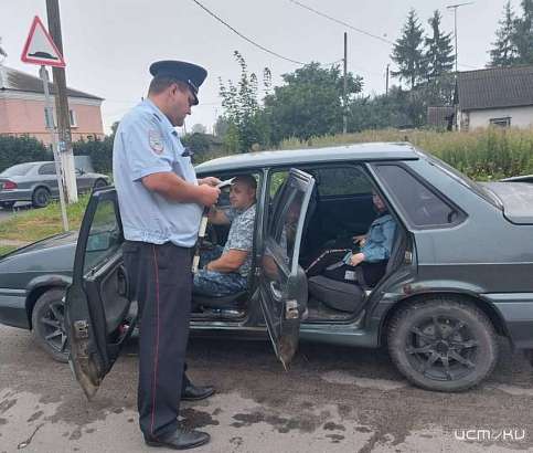 Инспекторы ГИБДД напомнили водителям о правилах перевозки детей Инспекторы ГИБДД напомнили водителям о правилах перевозки детей