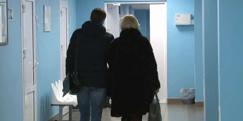 В детской областной больнице нашли нарушения на десятки миллионов рублей, а водитель микроавтобуса не заметил мост. Новости за 90 секунд