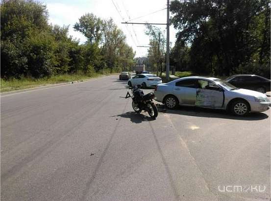 На ул. Рощинской мотоциклист врезался в иномарку