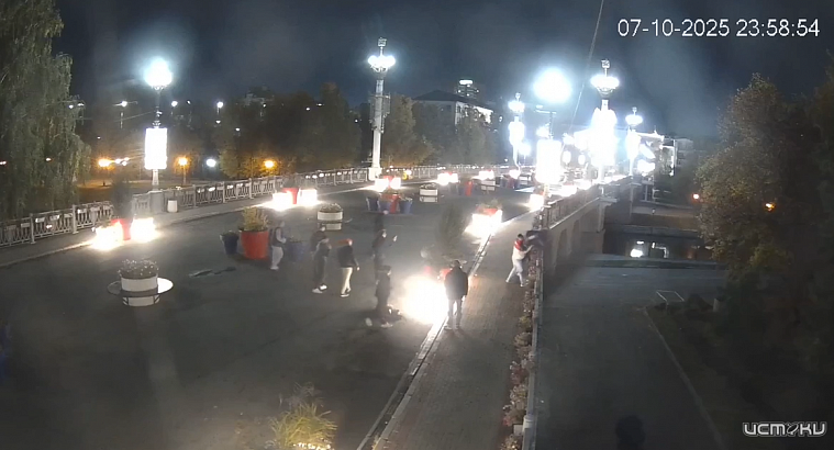 Невоспитанные подростки лишили Александровский мост в Орле ваз с цветами