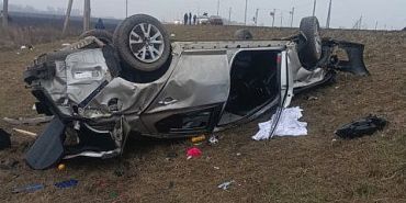 Хотел обогнать: под Орлом столкнулись две легковушки и улетели в кювет