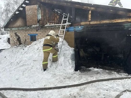 В Верховском районе пожарные спасли от огня 5 хозпостроек