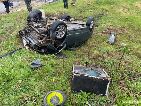 Под Орлом улетела с трассы и перевернулась «Лада»