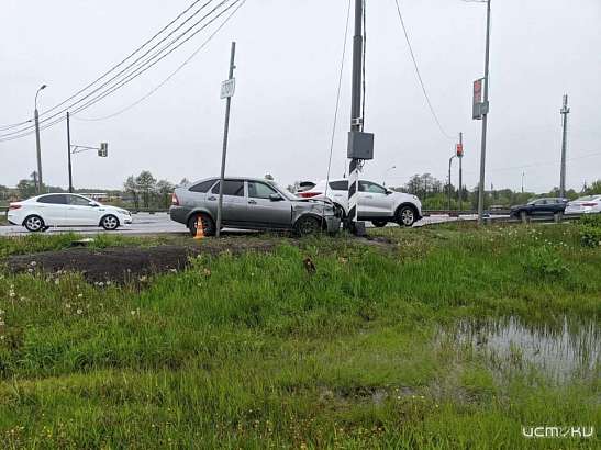 ДТП под Орлом: «Лада» «собрала» два дорожных знака и въехала в мачту освещения