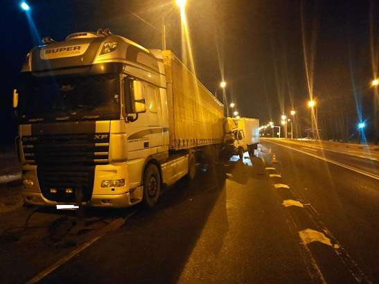 Заснул? На орловской трассе «ГАЗ» въехал в стоящий «ДАФ»