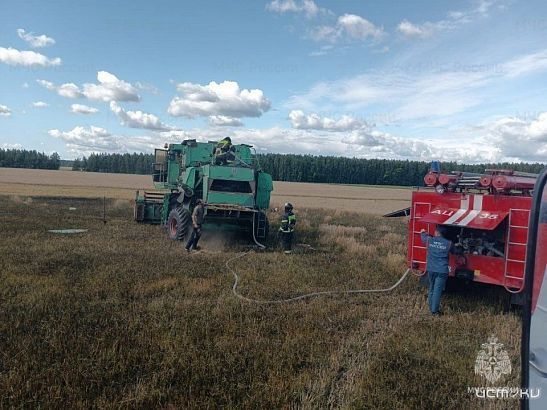 В Орловской области во время уборки в поле загорелся комбайн