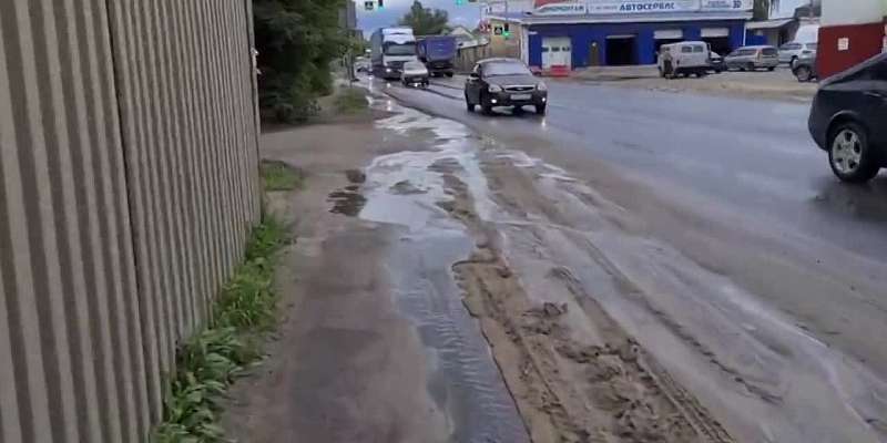 "Так и живем в грязи": Жители района Лужки продолжают негодовать по факту состояния улицы Поселковая