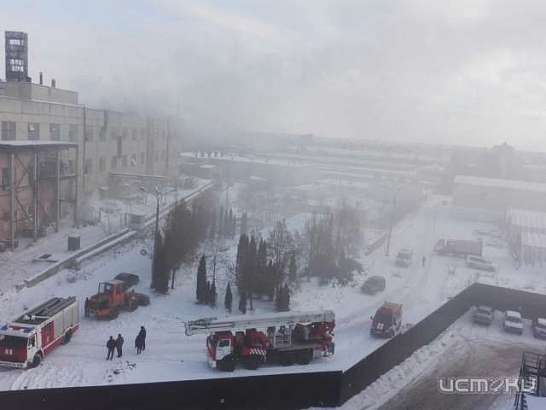 В Орле горит здание бывшего завода