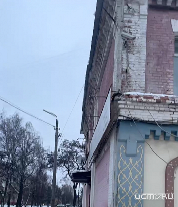 В Орле у Дворца спорта "Динамо" наконец-то стало безопасно ходить - с крыши сбили огромные сосульки