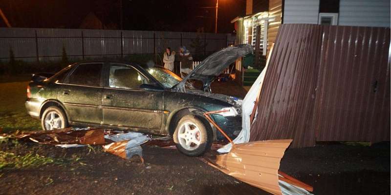 Под Орлом водитель «Опеля» снес забор жилого дома