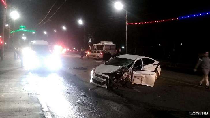 В Орле автомобиль на встречке влетел в маршрутку