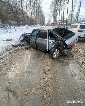В Ливнах пьяный водитель протаранил дерево и попал в больницу