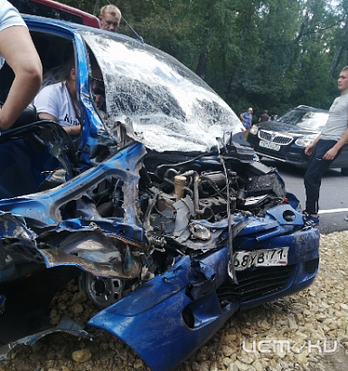 На трассе под Орлом легковушка протаранила грузовик. Пострадали 6 человек