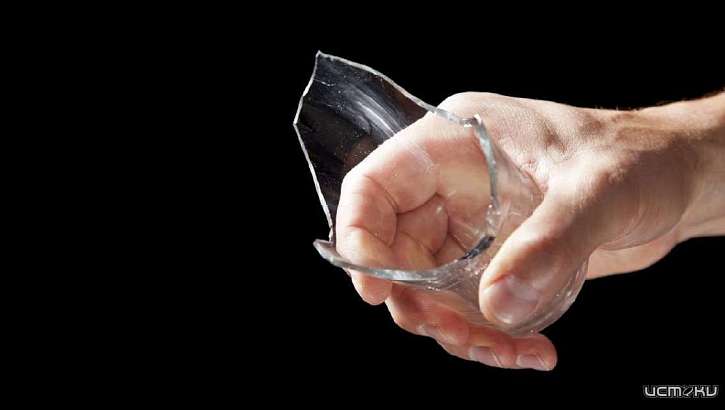 На остановке в Орле буйный мужчина с осколком стекла бросался на прохожих