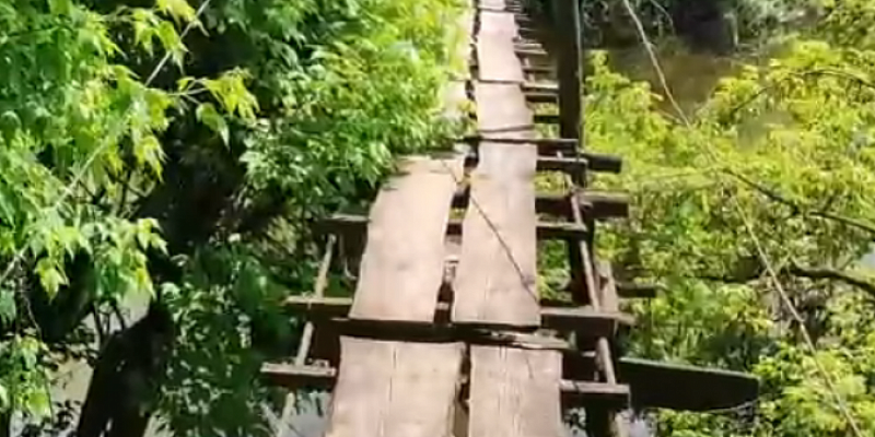 В посёлке Вязковский Орловского МО жители каждый день ходят по прогнившему после наводнения мостику