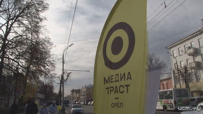 В преддверии Дня автомобилиста по доброй традиции компания МедиаТраст и Авторадио Орёл совместно с Управлением Госавтоинспекции УМВД России по Орловской области провели праздничную акцию