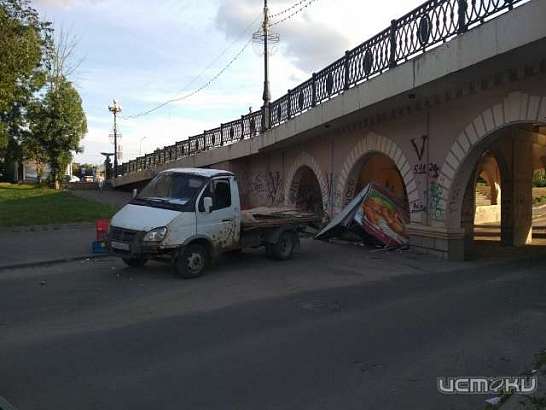 В Орле очередной грузовик не смог покорить Александровский мост